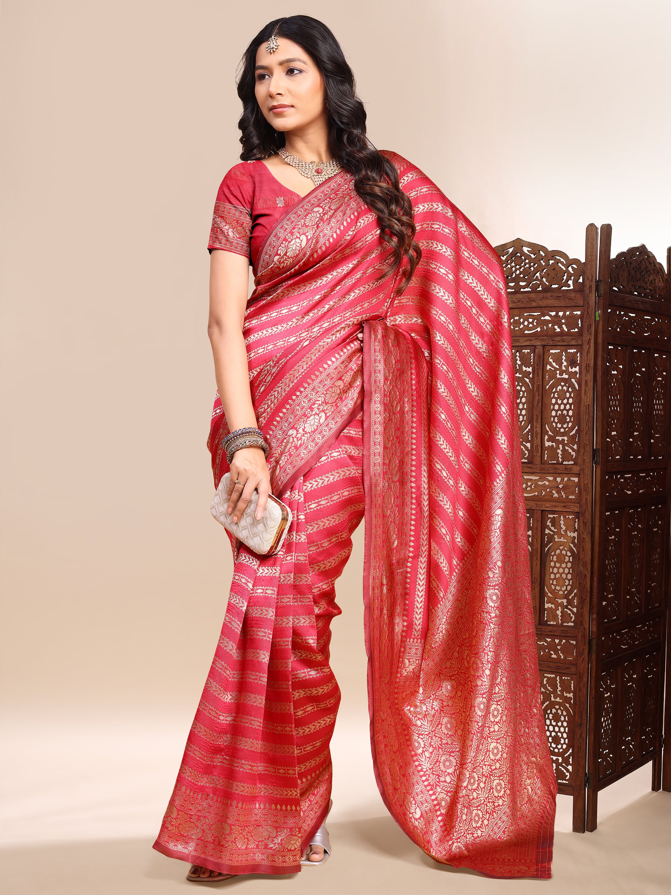 Traditional Red Lichi Silk Saree with Elegant Zari Design