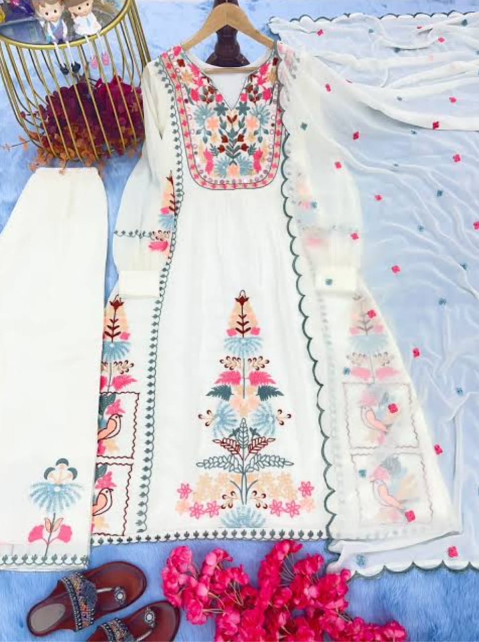 White Kurta Pant Set with Thread Embroidery Work